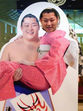 　新しい「お姫さま抱っこパネル」がお披露目され、くりぬき部分から顔を出す大相撲の幕内遠藤