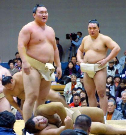 　大相撲の冬巡業で高安（下）に稽古をつける横綱白鵬（左）＝３０日、熊本県芦北町