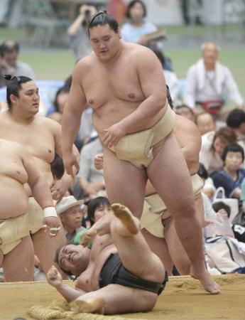 　大相撲巡業のぶつかり稽古で、汗を流す照ノ富士（奥）＝こまつドーム