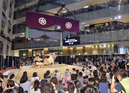 　東京・丸の内の商業施設「ＫＩＴＴＥ」で行われた大相撲の夏巡業。吹き抜けのアトリウムで大勢のファンが横綱白鵬関の土俵入りを楽しんだ＝２９日午後