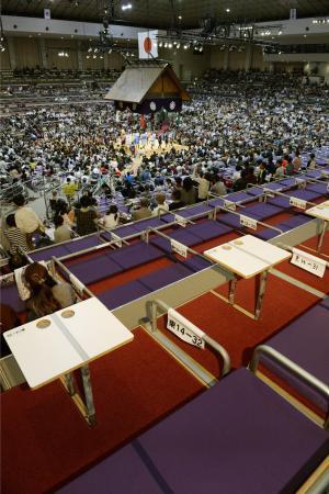 　大相撲九州場所で連続満員御礼が途切れ、空席が目立つ福岡国際センター＝９日