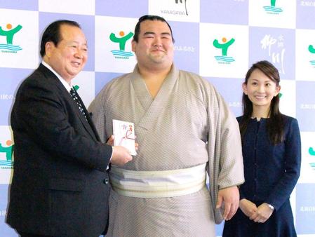 　初優勝の報告とふるさと納税をし、金子柳川市長（左）と記念写真に納まる大関・琴奨菊。右は祐未夫人