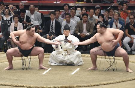 　「大相撲ｂｅｙｏｎｄ２０２０場所」で、「三段構え」を披露する日馬富士関（左）と鶴竜関＝４日、両国国技館