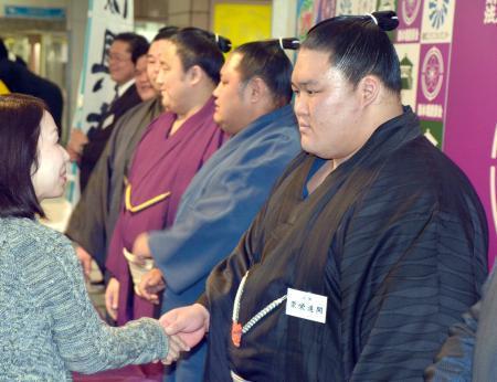 　大相撲九州場所のＰＲイベントで、来場者と握手する豪栄道＝２日午後、福岡市