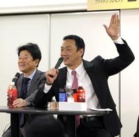笑顔を見せトークショーを盛り上げる金本氏(左はファイテンの平田好宏社長)=撮影・山口 登