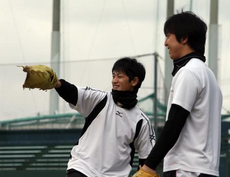 　小嶋（左）は清原と談笑しながらキャッチボールを　する（撮影・山口　登）