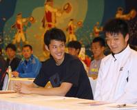 ミーティング開始前にリラックスした表情で松田(右)と話す藤浪(撮影・棚橋慶太)