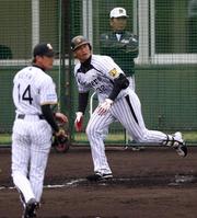 シート打撃で能見(手前)から左越えに本塁打を放つ新井良(撮影・山口 登)