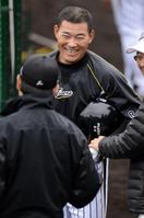 和田監督(手前)と談笑する福留