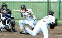 送りバントを成功させる藤浪晋太郎＝宜野座（撮影・金田祐二）