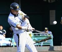 6回、バットを折りながらも右前安打を放つ新井良(撮影・村中拓久)