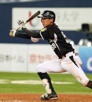 5回、荒木は内野安打を放つ(撮影・飯室逸平)