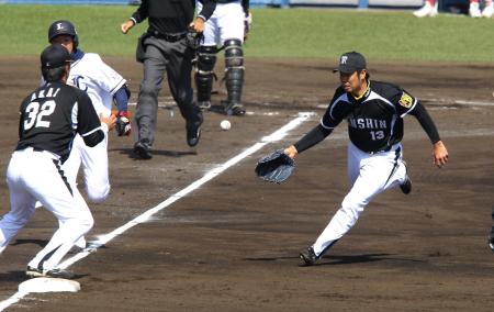 　１回、熊代の打球を処理し一塁手・新井良（左）にグラブトスする榎田（撮影・飯室逸平）