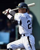 1回、中犠飛を放つ桧山(撮影・保田叔久)