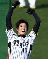 試合前、両手を振り上げてトレーニングに励む藤浪