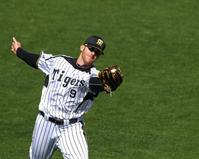 3回、松井淳の打球を好捕するマートン(撮影・飯室逸平)