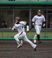 4回、兄・新井(右)の前で右越えにタイムリー二塁打を放つ新井良(撮影・山口 登)