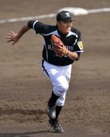 4回、堤の一ゴロでダッシュする秋山(撮影・保田叔久)