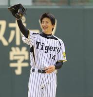 笑顔でキャッチボールをする能見(撮影・棚橋慶太)