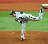 ホーム開幕戦で力投する先発の阪神・能見(撮影・飯室逸平)