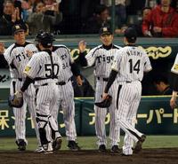 完封勝利の能見を出迎える和田監督(右から2人目)=撮影・山口 登