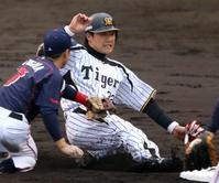 5回、ヒットで出塁した新井良は盗塁を狙うがタッチアウト