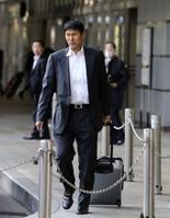 9連投も辞さず‐。中日戦に向けて名古屋入りする久保(撮影・山口 登)