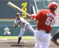 1回、岩田は鈴木将を三ゴロに打ち取る(撮影・棚橋慶太)