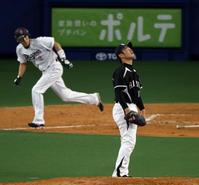 5回、荒木に先制打を打たれ天を仰ぐ榎田(撮影・山口 登)