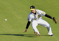 8回、田中の打球を後逸するマートン