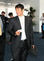 松山へ移動する久保=羽田空港(撮影・棚橋慶太)