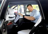 宿舎からタクシーに乗り込み帰阪するマートン(撮影・飯室逸平)