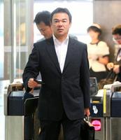 JR博多駅から岡山に移動する和田監督(撮影・棚橋慶太)