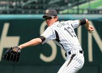 サイドスローでキャッチボールする藤浪(撮影・山口 登)