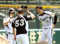 「お手柔らかにお願いします!」。練習中、大阪桐蔭の先輩・江村(中央)にあいさつする藤浪。左は西岡(撮影・田中太一)