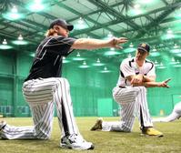 練習中、スタンリッジ(右)と変化球の握りを確認するボイヤー(撮影・飯室逸平)