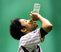 飲料水を豪快に飲み干す藤浪(撮影・棚橋慶太)