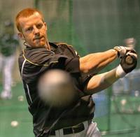 ティー打撃で、力強く白球を叩くマートン(撮影・吉澤敬太)