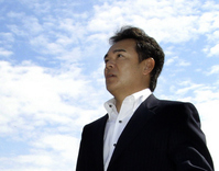 青空の下、空路富山入りした和田監督