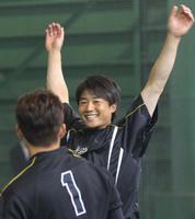 雨天中止となり星稜高の室内練習場で体を動かす新井良(撮影・飯室逸平)