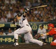 8回、中前に逆転タイムリーを放ったマートン(撮影・棚橋慶太)