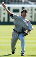 2日の阪神戦に先発する菅野。キャッチボールで調整=甲子園(撮影・佐々木彰尚)
