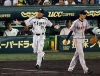 5回、新井良の微妙な判定にベンチを飛び出す和田監督。右は宮国(撮影・山口 登)