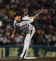 松田は3番手でマウンドに上がり力投する(撮影・山口 登)