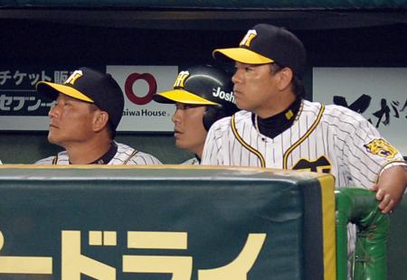 　９回、ベンチで試合終了を迎える西岡（中央）。右は和田監督（撮影・保田叔久）