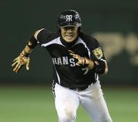 8回、俊介の中前打で三塁へ向かう西岡(撮影・棚橋慶太)