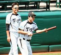 バレンティンとの真っ向勝負を宣言した中西コーチ(右)は秋山にバントのお手本を見せる=甲子園(撮影・田中太一)