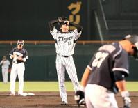 2回、高橋周に先制二塁打を打たれ悔しそうに帽子に手をやる能見=甲子園(撮影・飯室逸平)
