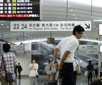 台風18号の影響でダイヤが大幅に乱れる中、新幹線で移動する藤浪(撮影・飯室逸平)