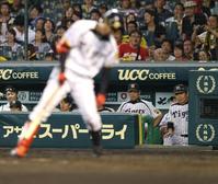 9回、鳥谷が見逃し三振に倒れ、巨人の優勝が決定。ベンチで厳しい表情の和田監督(撮影・棚橋慶太)